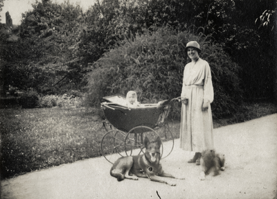 805527 Afbeelding van J.J. Balfour van Burleigh - Pos, in het Wilhelminapark te Utrecht, met in de kinderwagen haar ...